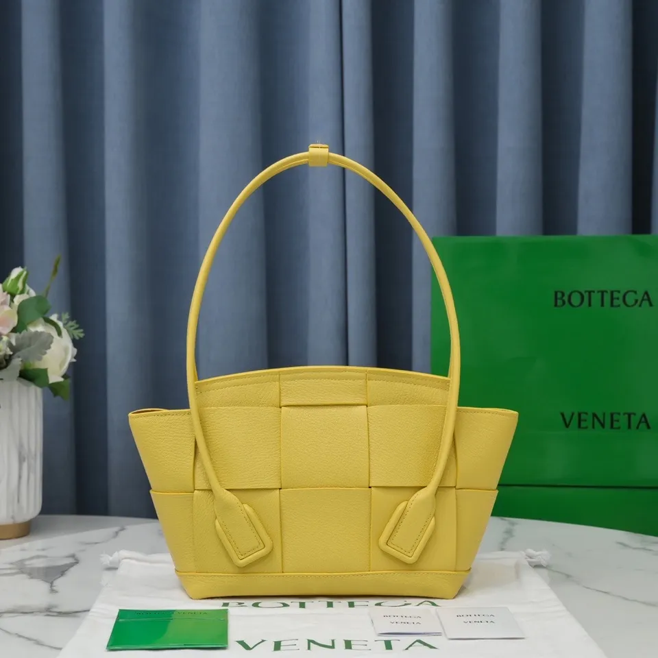 Bottega Veneta [Love]Arco Medium 🖤Litchi pattern/Size: Bag opening 33, bag body 22*6*20 BV’s most classic elements, showing the uniqueness of art, maintaining fresh fashion radiance, high-end design, more fashionable, effortlessly bringing out the soul of the bag, easy to wear, large capacity, don’t worry about things, absolutely enough to hold! Model 【6683#】Pineapple Yellow
